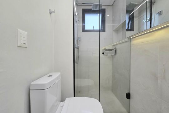 Compra apartamento mobiliado na Vila Olímpia com 2 quartos e varanda. Piscina e academia no condomínio. — Banheiro Social