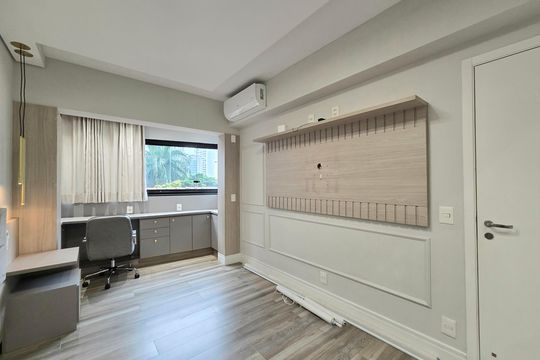 Compra apartamento mobiliado na Vila Olímpia com 2 quartos e varanda. Piscina e academia no condomínio. — Suíte