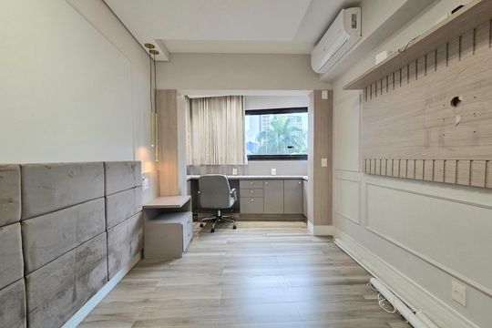 Compra apartamento mobiliado na Vila Olímpia com 2 quartos e varanda. Piscina e academia no condomínio. — Suíte