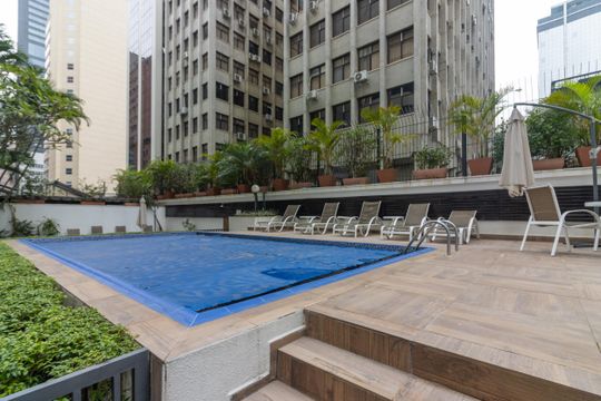 Comprar apartamento mobiliado com 3 quartos, 1 suíte. — Área comum - Piscina