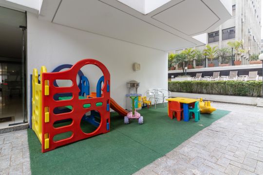 Comprar apartamento mobiliado com 3 quartos, 1 suíte. — Área comum - Playground