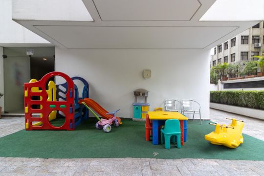 Comprar apartamento mobiliado com 3 quartos, 1 suíte. — Área comum - Playground