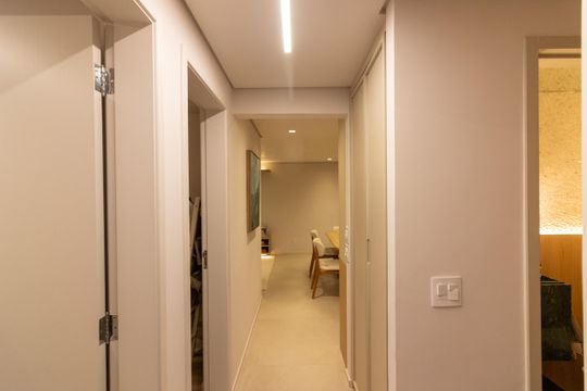 Comprar apartamento mobiliado com 3 quartos, 1 suíte. — Corredor