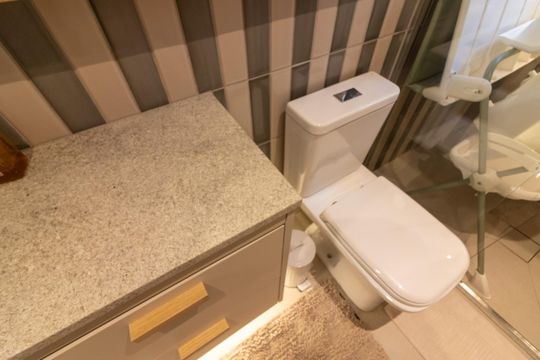 Comprar apartamento mobiliado com 3 quartos, 1 suíte. — Banheiro da Suíte