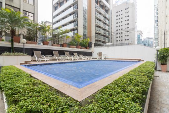 Comprar apartamento mobiliado com 3 quartos, 1 suíte. — Área comum - Piscina