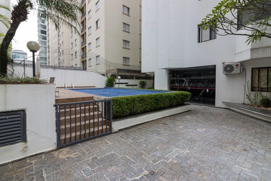 Comprar apartamento mobiliado com 3 quartos, 1 suíte. — Área comum - Piscina