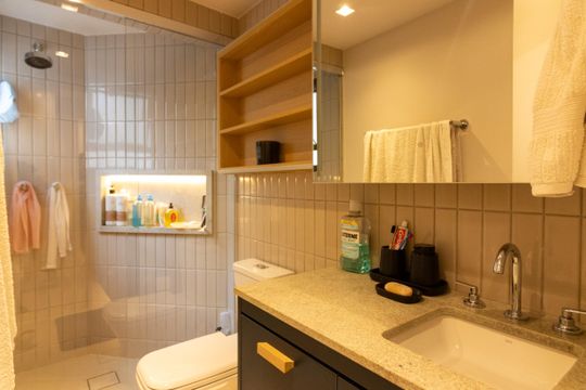 Comprar apartamento mobiliado com 3 quartos, 1 suíte. — Banheiro