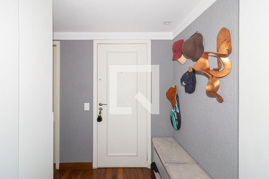 Comprar apartamento mobiliado na Vila Olímpia, 3 quartos, varanda gourmet. — Entrada