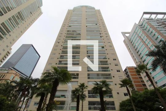 Comprar apartamento mobiliado na Vila Olímpia, 3 quartos, varanda gourmet. — Fachada do Prédio