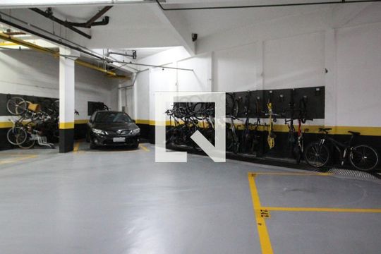 Comprar apartamento mobiliado na Vila Olímpia, 3 quartos, varanda gourmet. — Bicicletário