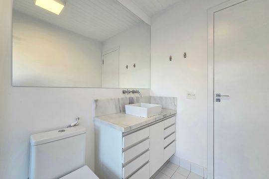 Comprar casa em condomínio na Vila Nova Conceição com 2 quartos, aceita animais. — Banheiro