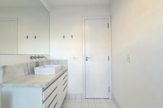Comprar casa em condomínio na Vila Nova Conceição com 2 quartos, aceita animais. — Banheiro
