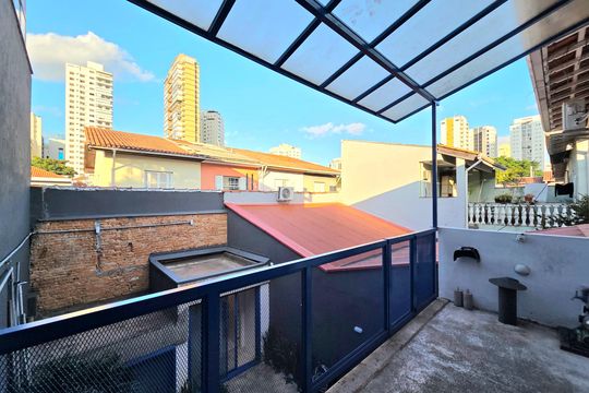 Comprar casa em condomínio na Vila Nova Conceição com 2 quartos, aceita animais. — Varanda do Quarto 1