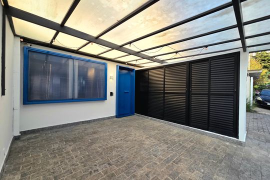 Comprar casa em condomínio na Vila Nova Conceição com 2 quartos, aceita animais. — Garagem