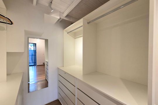 Comprar casa em condomínio na Vila Nova Conceição com 2 quartos, aceita animais. — Closet do quarto 1