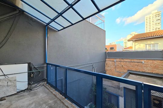 Comprar casa em condomínio na Vila Nova Conceição com 2 quartos, aceita animais. — Varanda do Quarto 1