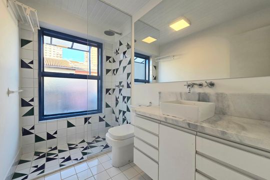 Comprar casa em condomínio na Vila Nova Conceição com 2 quartos, aceita animais. — Banheiro