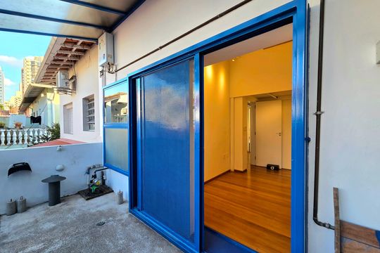 Comprar casa em condomínio na Vila Nova Conceição com 2 quartos, aceita animais. — Varanda do Quarto 1