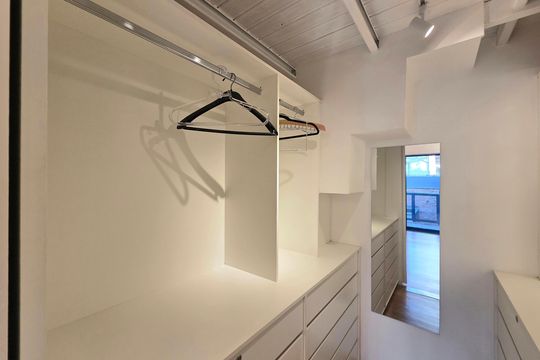 Comprar casa em condomínio na Vila Nova Conceição com 2 quartos, aceita animais. — Closet do quarto 1
