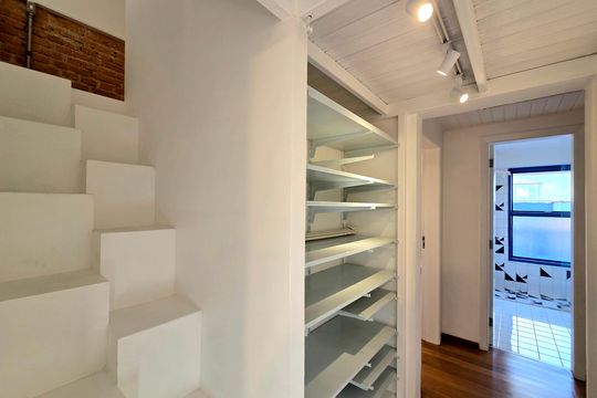 Comprar casa em condomínio na Vila Nova Conceição com 2 quartos, aceita animais. — Corredor