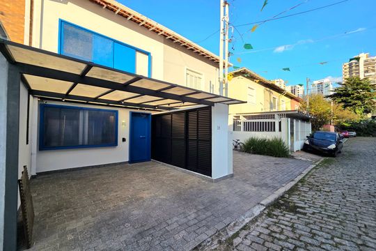 Comprar casa em condomínio na Vila Nova Conceição com 2 quartos, aceita animais. — Fachada