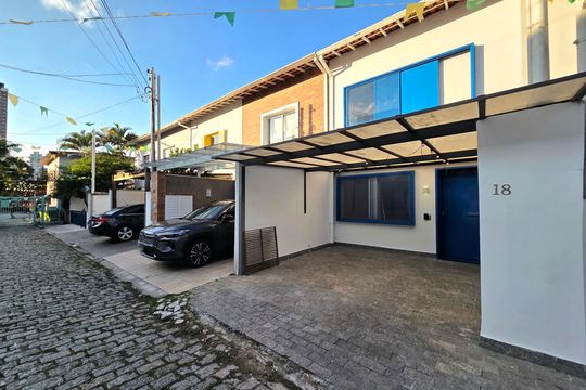 Comprar casa em condomínio na Vila Nova Conceição com 2 quartos, aceita animais. — Fachada