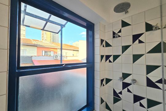 Comprar casa em condomínio na Vila Nova Conceição com 2 quartos, aceita animais. — Banheiro