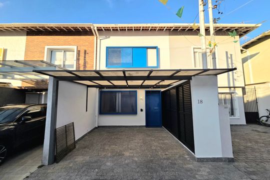 Comprar casa em condomínio na Vila Nova Conceição com 2 quartos, aceita animais. — Fachada