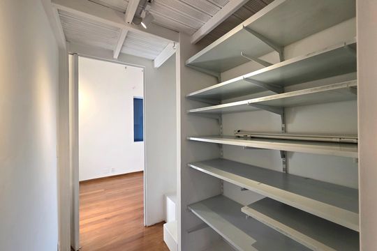 Comprar casa em condomínio na Vila Nova Conceição com 2 quartos, aceita animais. — Corredor