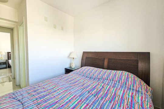 Venda de apartamento mobiliado no Itaim Bibi, 3 quartos, varanda e piscina no condomínio. — Suite