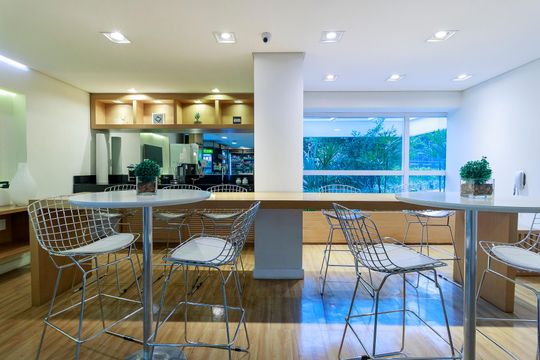 Venda de apartamento mobiliado no Itaim Bibi, 3 quartos, varanda e piscina no condomínio. — Área comum - Salão de festas
