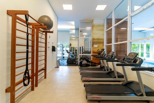 Venda de apartamento mobiliado no Itaim Bibi, 3 quartos, varanda e piscina no condomínio. — Academia