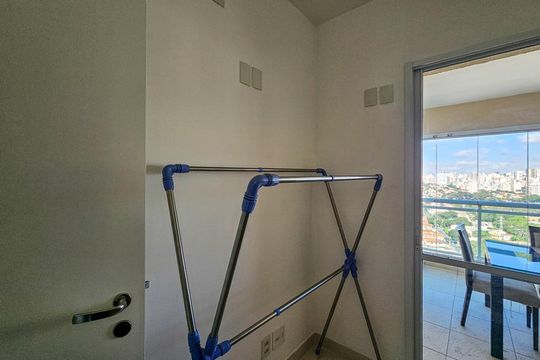 Venda de apartamento mobiliado no Itaim Bibi, 3 quartos, varanda e piscina no condomínio. — Quarto 2