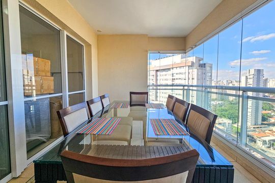 Venda de apartamento mobiliado no Itaim Bibi, 3 quartos, varanda e piscina no condomínio. — Sacada