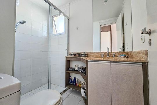 Venda de apartamento mobiliado no Itaim Bibi, 3 quartos, varanda e piscina no condomínio. — Banheiro da Suíte