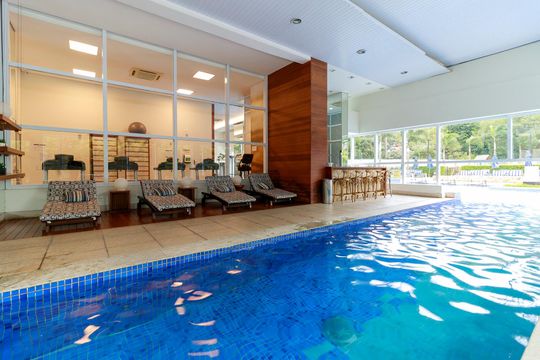 Venda de apartamento mobiliado no Itaim Bibi, 3 quartos, varanda e piscina no condomínio. — Área comum - Piscina