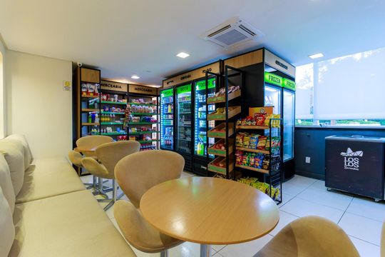 Venda de apartamento mobiliado no Itaim Bibi, 3 quartos, varanda e piscina no condomínio. — Mercado