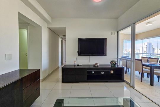 Venda de apartamento mobiliado no Itaim Bibi, 3 quartos, varanda e piscina no condomínio. — Sala