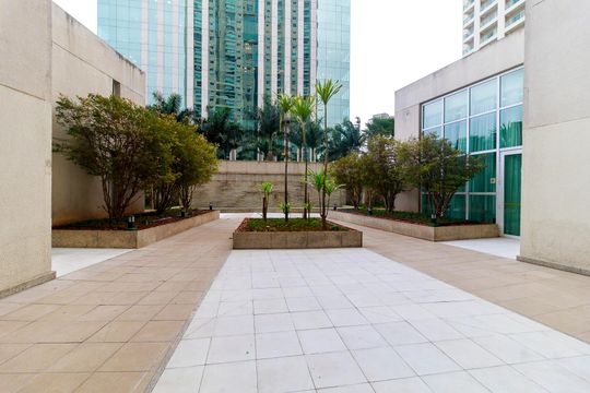 Venda de apartamento mobiliado no Itaim Bibi, 3 quartos, varanda e piscina no condomínio. — Área comum