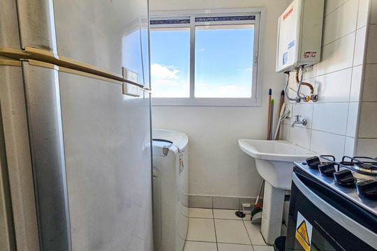 Venda de apartamento mobiliado no Itaim Bibi, 3 quartos, varanda e piscina no condomínio. — Cozinha e Área de Serviço