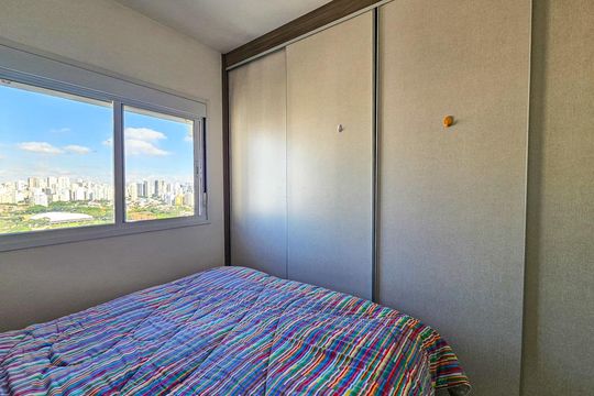 Venda de apartamento mobiliado no Itaim Bibi, 3 quartos, varanda e piscina no condomínio. — Suite