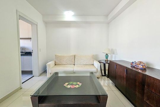 Venda de apartamento mobiliado no Itaim Bibi, 3 quartos, varanda e piscina no condomínio. — Sala