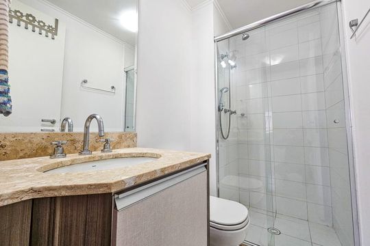 Venda de apartamento mobiliado no Itaim Bibi, 3 quartos, varanda e piscina no condomínio. — Banheiro