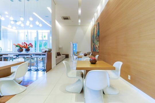 Venda de apartamento mobiliado no Itaim Bibi, 3 quartos, varanda e piscina no condomínio. — Área comum - Salão de festas
