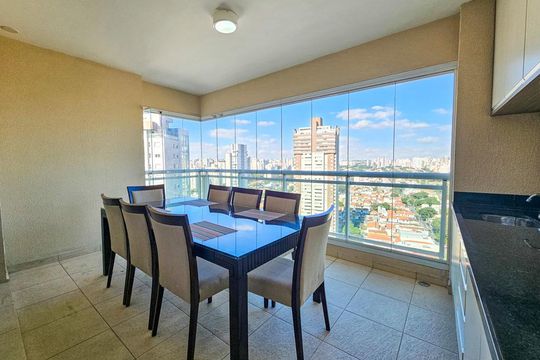 Venda de apartamento mobiliado no Itaim Bibi, 3 quartos, varanda e piscina no condomínio. — Sacada