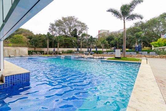Venda de apartamento mobiliado no Itaim Bibi, 3 quartos, varanda e piscina no condomínio. — Área comum - Piscina