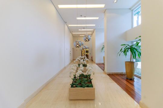 Venda de apartamento mobiliado no Itaim Bibi, 3 quartos, varanda e piscina no condomínio. — Área comum