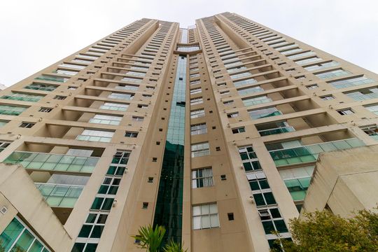 Venda de apartamento mobiliado no Itaim Bibi, 3 quartos, varanda e piscina no condomínio. — Fachada do Prédio