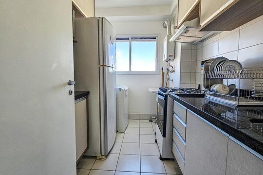 Venda de apartamento mobiliado no Itaim Bibi, 3 quartos, varanda e piscina no condomínio. — Cozinha