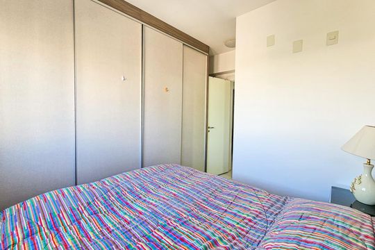 Venda de apartamento mobiliado no Itaim Bibi, 3 quartos, varanda e piscina no condomínio. — Suite
